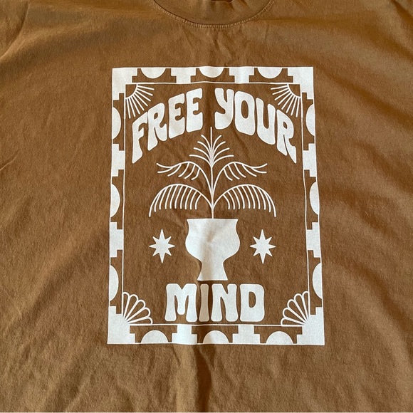 NEW Women’s The Midwest Sun Size Large/XLarge Oversized Tee “free your mind” - Picture 3 of 4